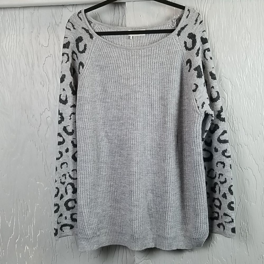 NWT..ANIMAL PRINT SWEATER..gray and black